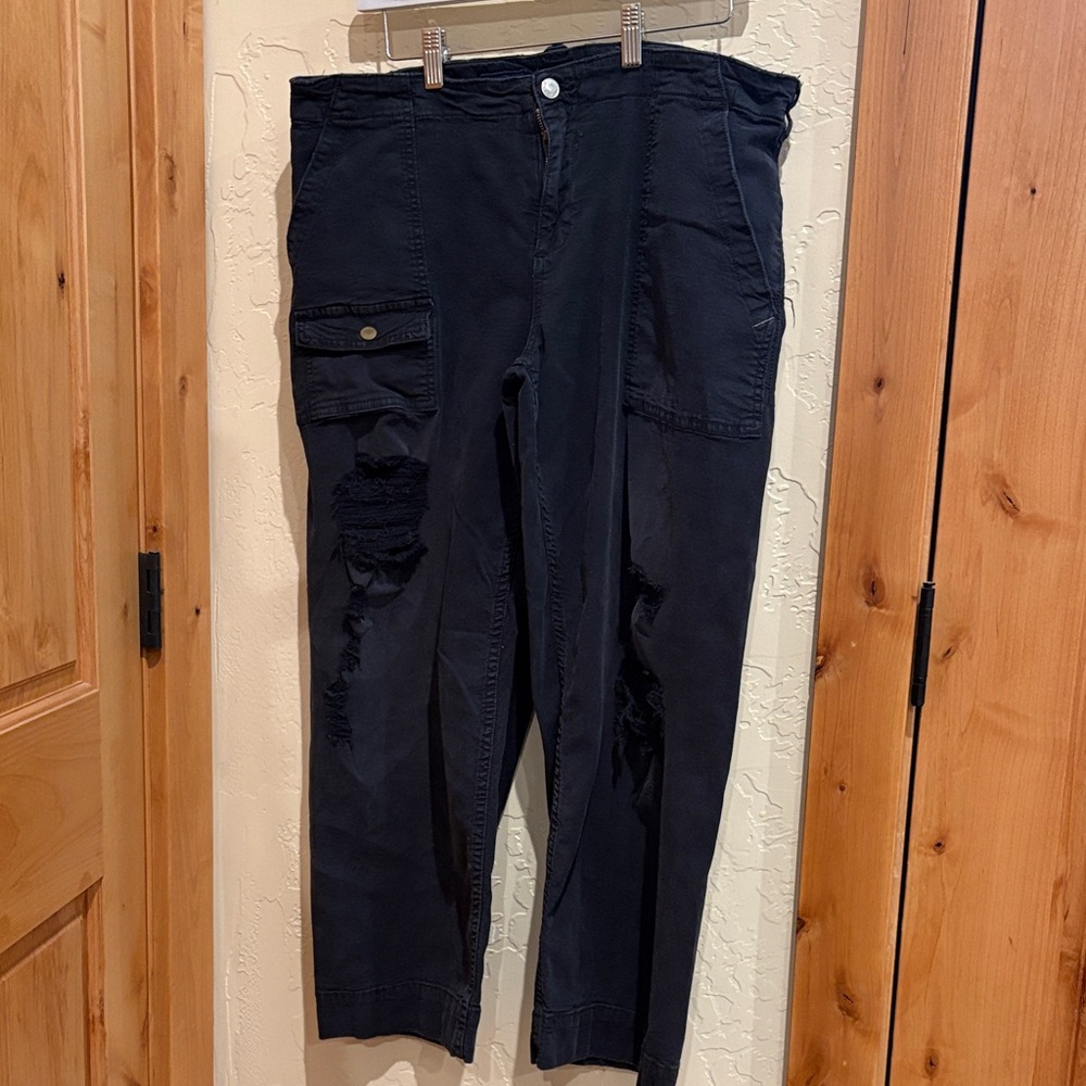 Pilcro Anthropology Black Distressed Cargo Pants Size 31 firm